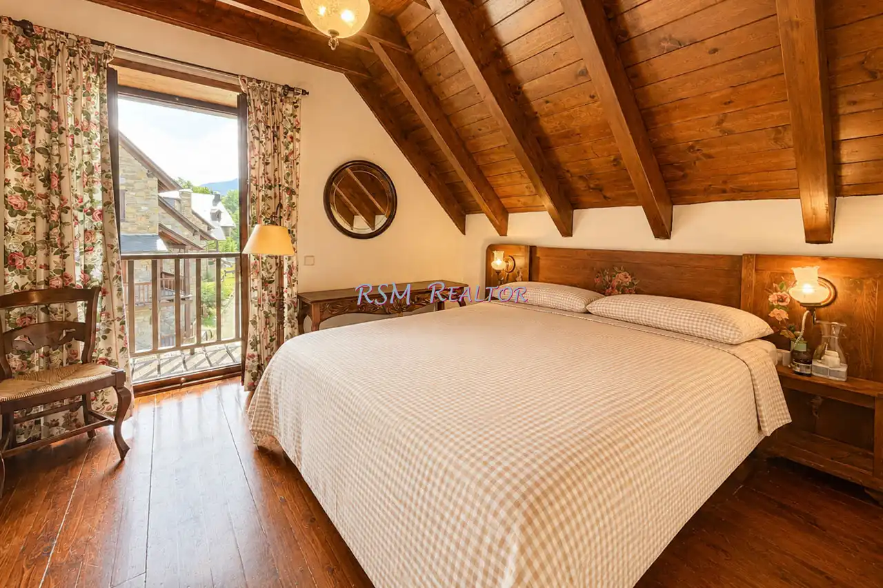 Dormitori de Casa o xalet en venda en Vielha e Mijaran amb Calefacció, Jardí privat i Parquet