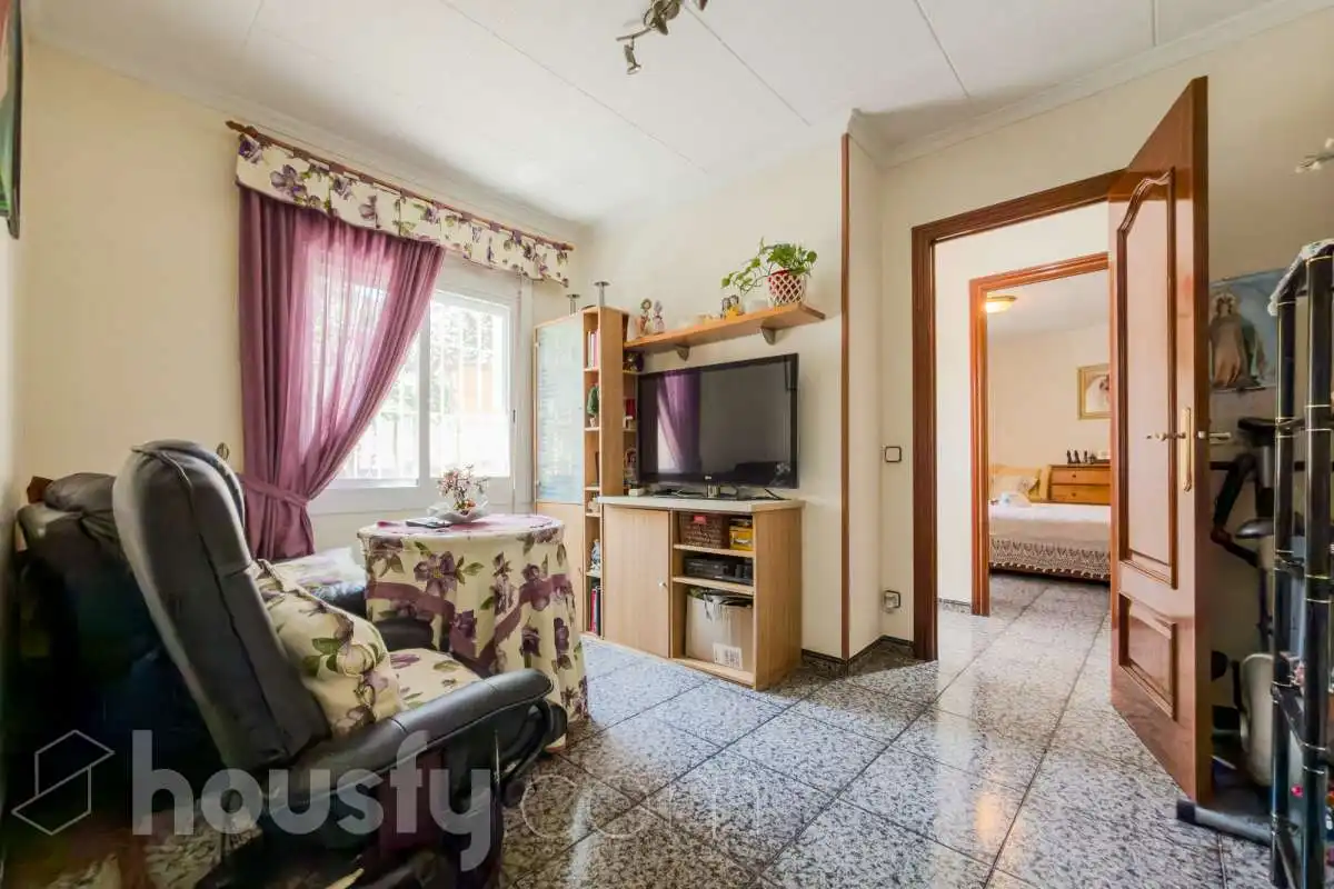 Living room of Houses for sale in Santa Coloma de Gramenet  with Air Conditioner, Heating and Private garden