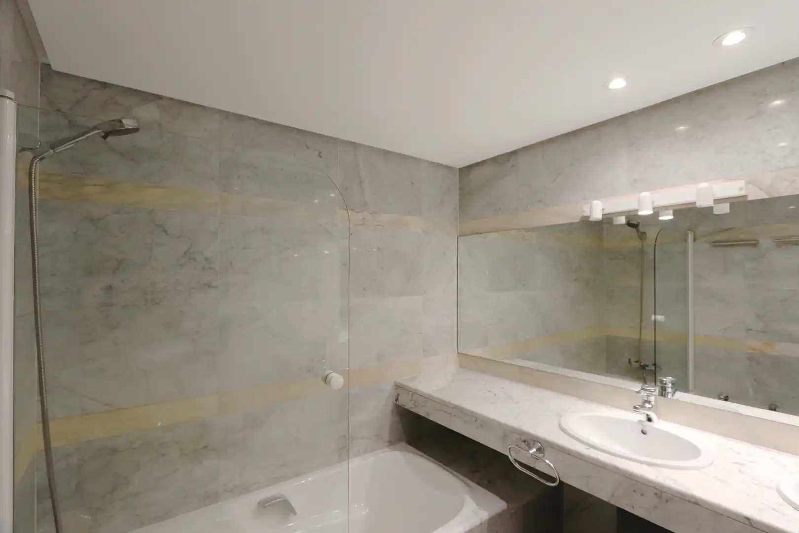 Bathroom of Flat for sale in Madrid  with Air Conditioner, Heating and Private garden