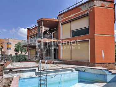 Casa amb piscina en venda a Avinguda Antoni Gaudí 86