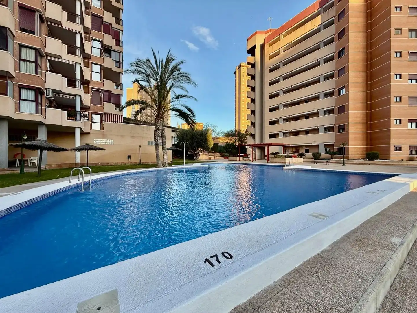 Piscina de Apartament en venda en Benidorm amb Aire condicionat, Calefacció i Jardí privat