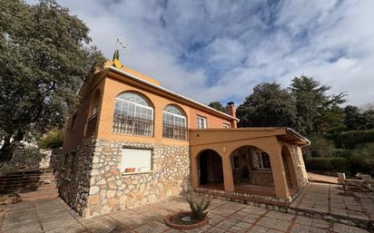 Vista exterior de Casa o xalet en venda en Fuentenovilla amb Calefacció, Jardí privat i Piscina