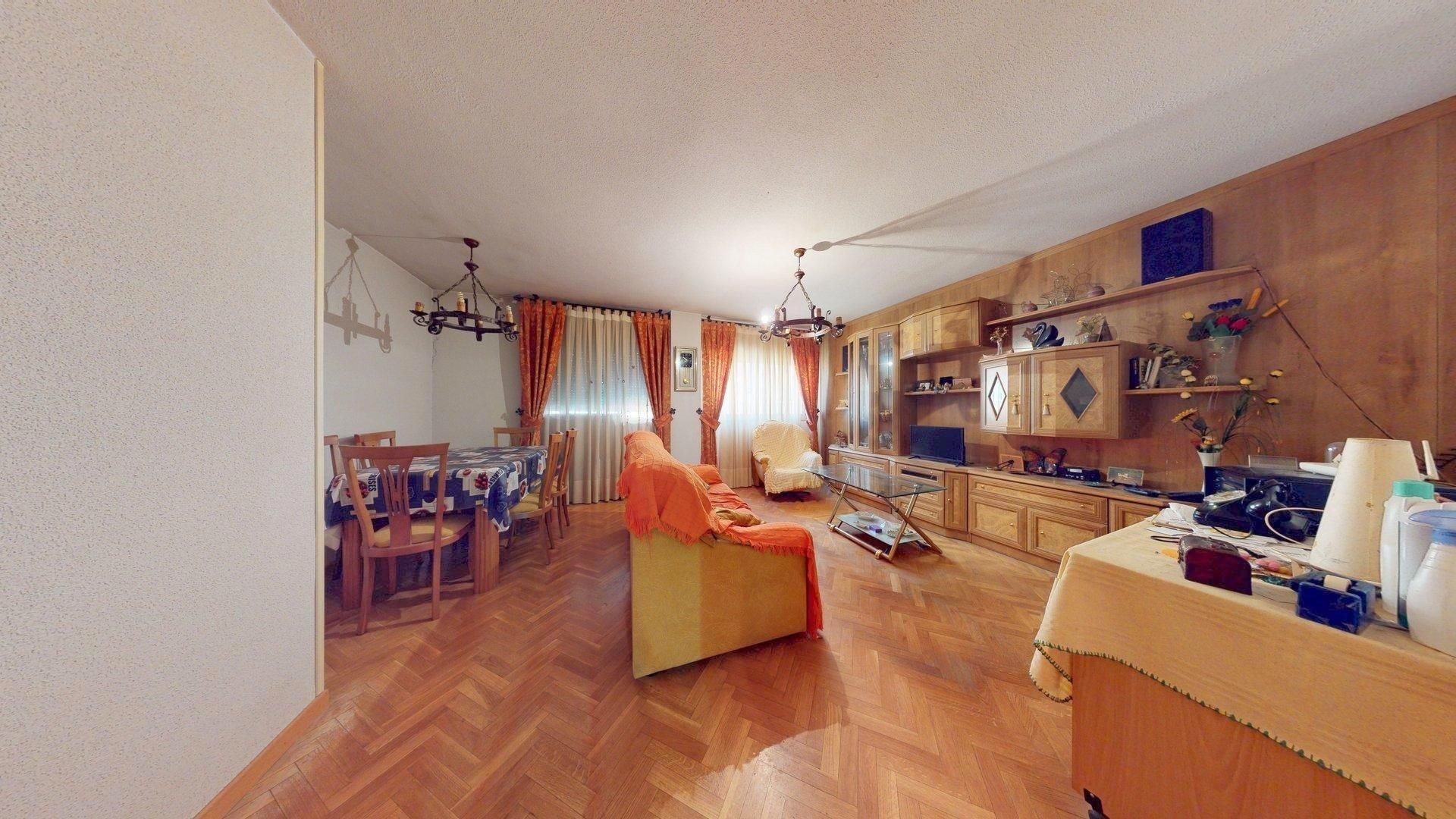 Living room of Flat for sale in  Madrid Capital  with Heating, Private garden and Storage room