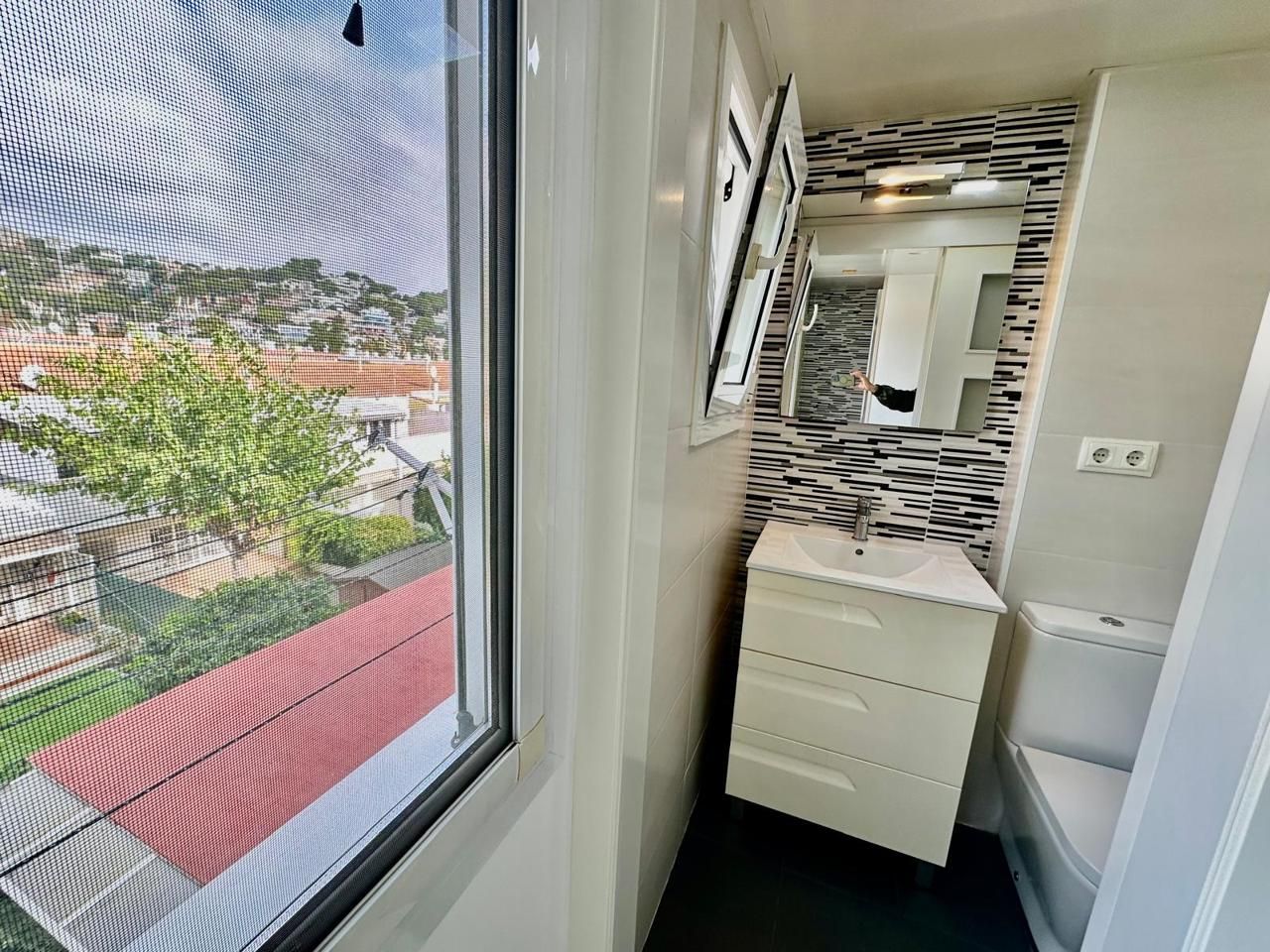 Badezimmer von Wohnung zum Verkauf in Castelldefels mit Klimaanlage