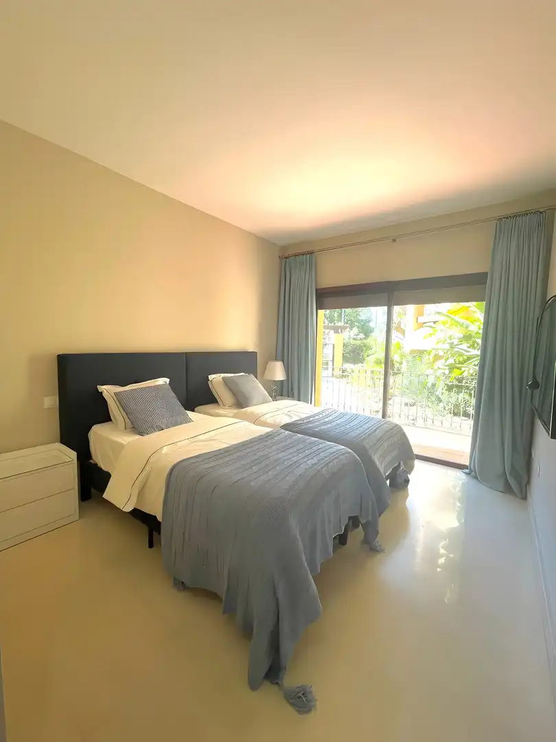 Schlafzimmer von Erdgeschoss zum Verkauf in Marbella mit Klimaanlage, Terrasse und Schwimmbad