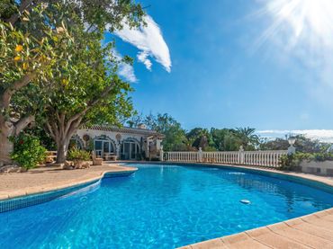 Detached house with pool for sale in Altea ciudad