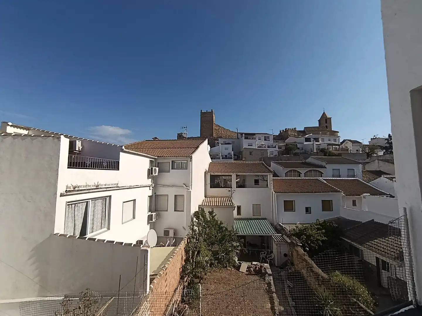 Vista exterior de Casa adosada en venda en Iznájar amb Aire condicionat, Terrassa i Moblat