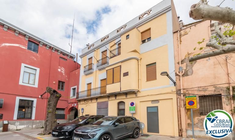 Vista exterior de Casa adosada en venda en La Jonquera amb Jardí privat, Traster i Moblat
