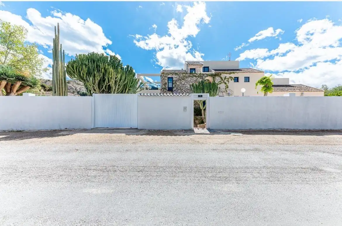 Vista exterior de Casa o xalet en venda en Alicante / Alacant amb Jardí privat, Terrassa i Traster
