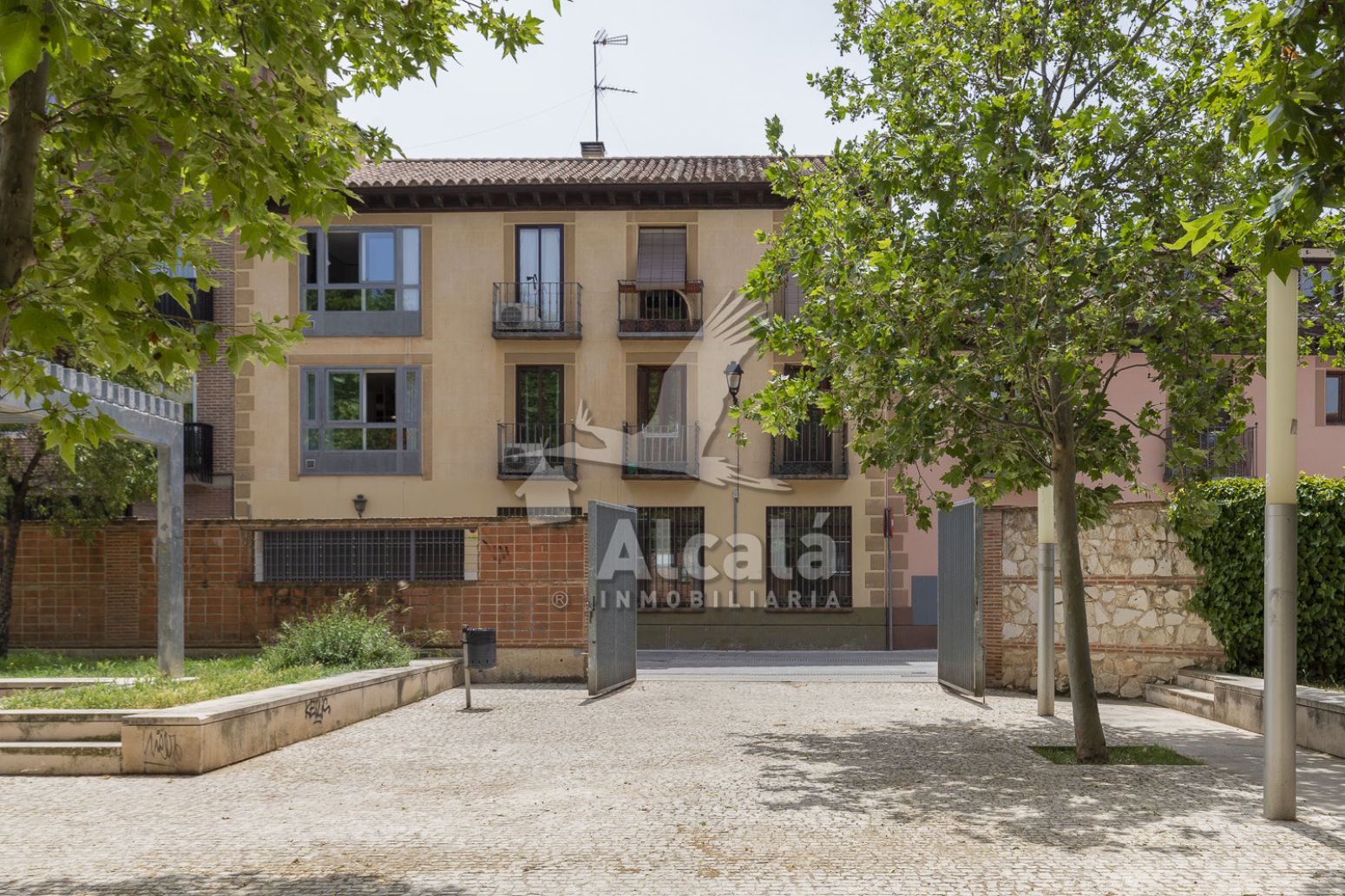 Vista exterior de Pis en venda en Alcalá de Henares amb Aire condicionat, Calefacció i Parquet