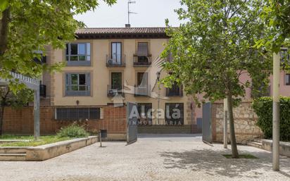 Vista exterior de Pis en venda en Alcalá de Henares amb Aire condicionat, Calefacció i Parquet