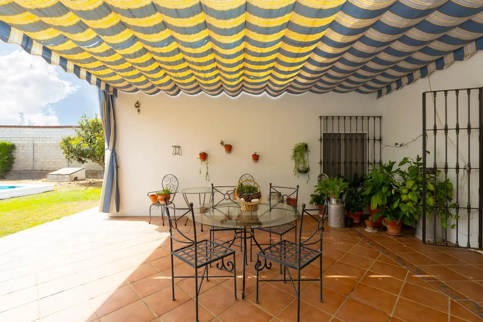Terrassa de Casa o xalet en venda en Sanlúcar la Mayor amb Jardí privat, Traster i Piscina