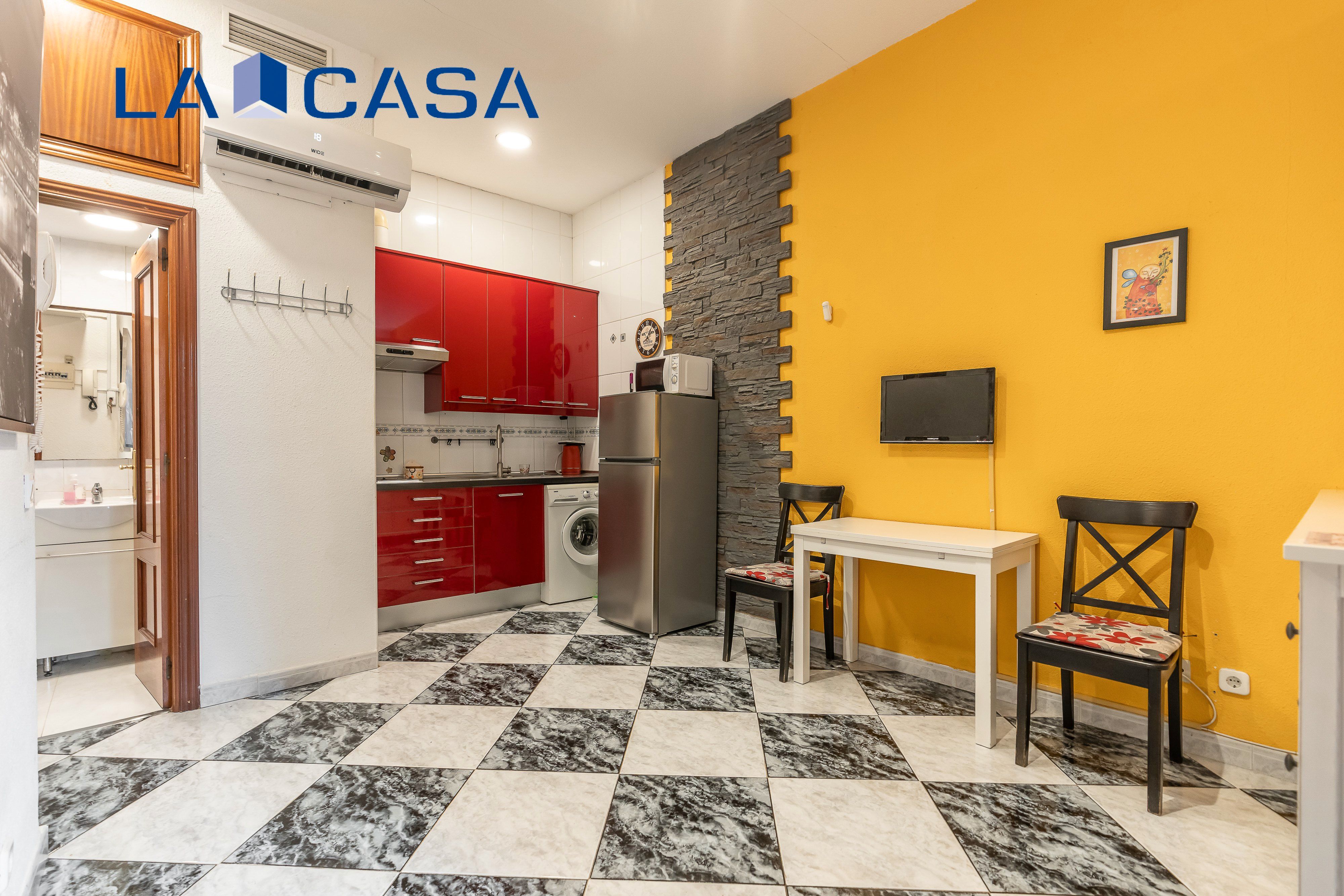 Flat for sale in Calle del Olmo, Embajadores - Lavapiés, Centro,  Madrid Capital