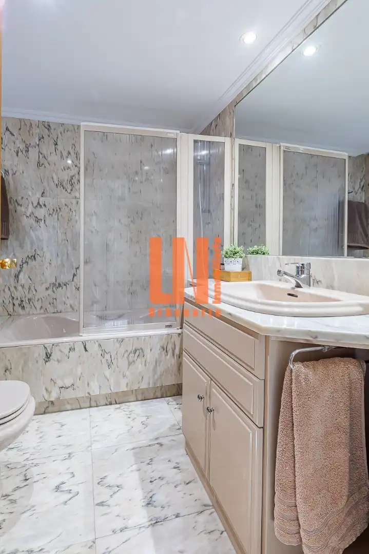 Baño de Casa adosada en venta en Madrid con Aire acondicionado, Calefacción y Jardín privado
