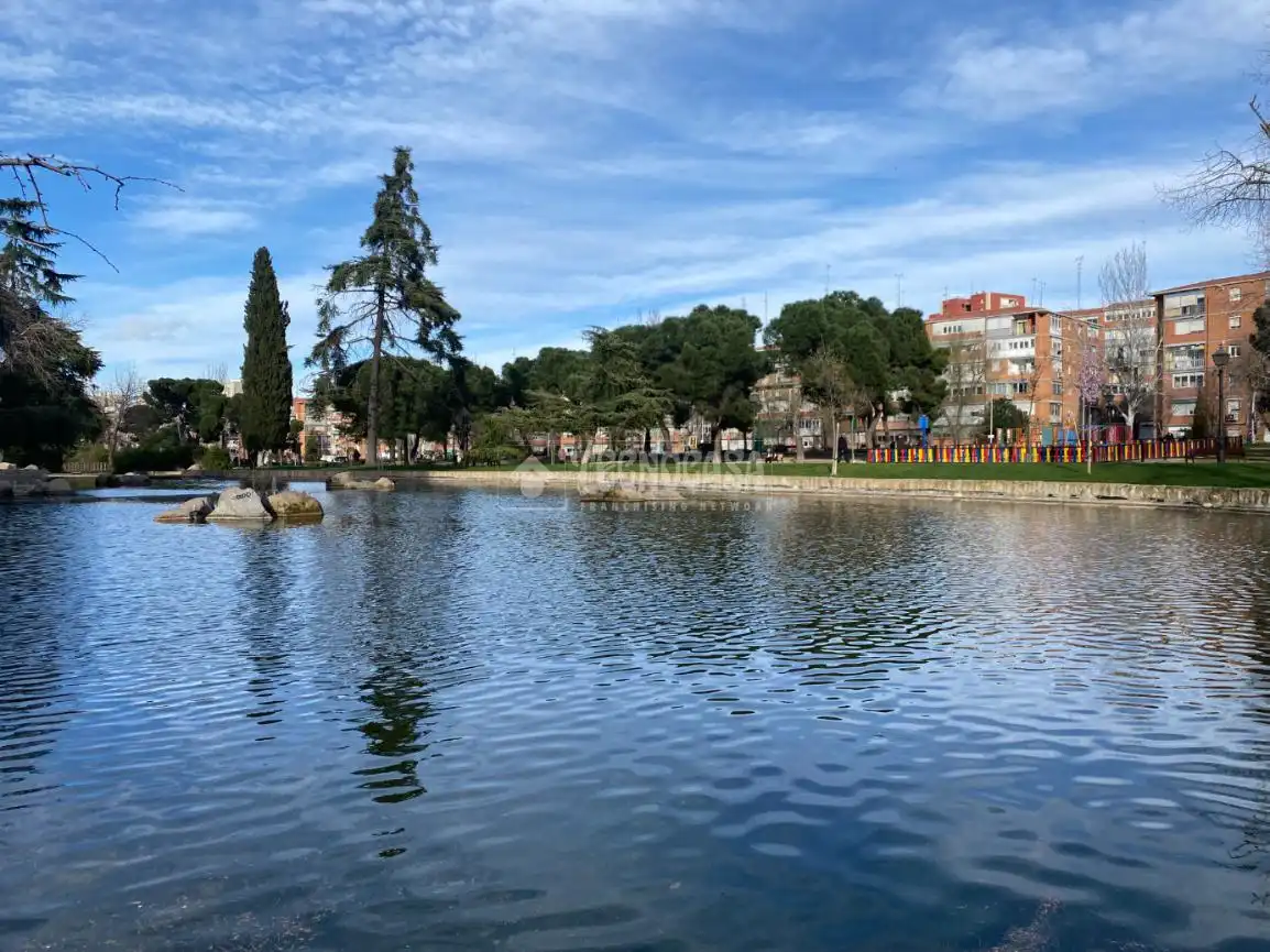 Vista exterior de Piso en venta en Madrid con Calefacción