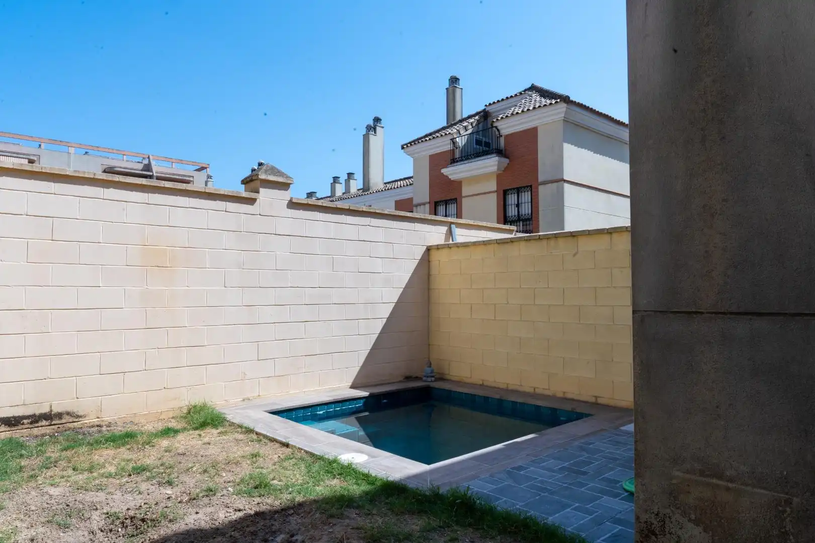 Piscina de Casa adosada en venda en San Juan de Aznalfarache amb Aire condicionat, Jardí privat i Terrassa