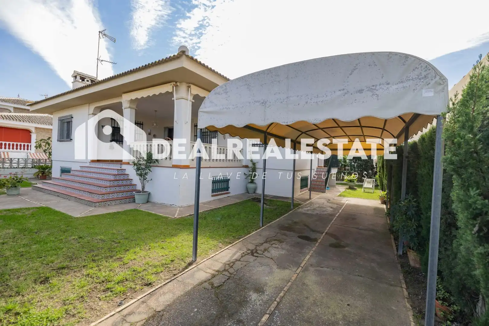 Vista exterior de Casa o xalet en venda en Almonte amb Jardí privat, Terrassa i Moblat