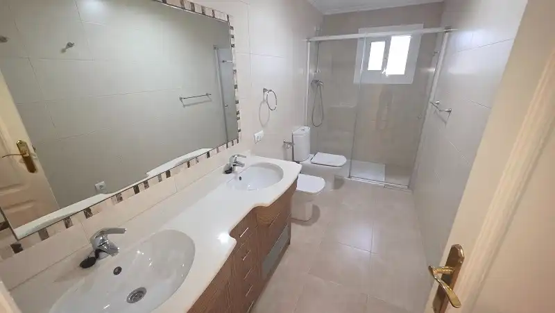 Bany de Pis en venda en Elche / Elx amb Parquet, Moblat i Balcó