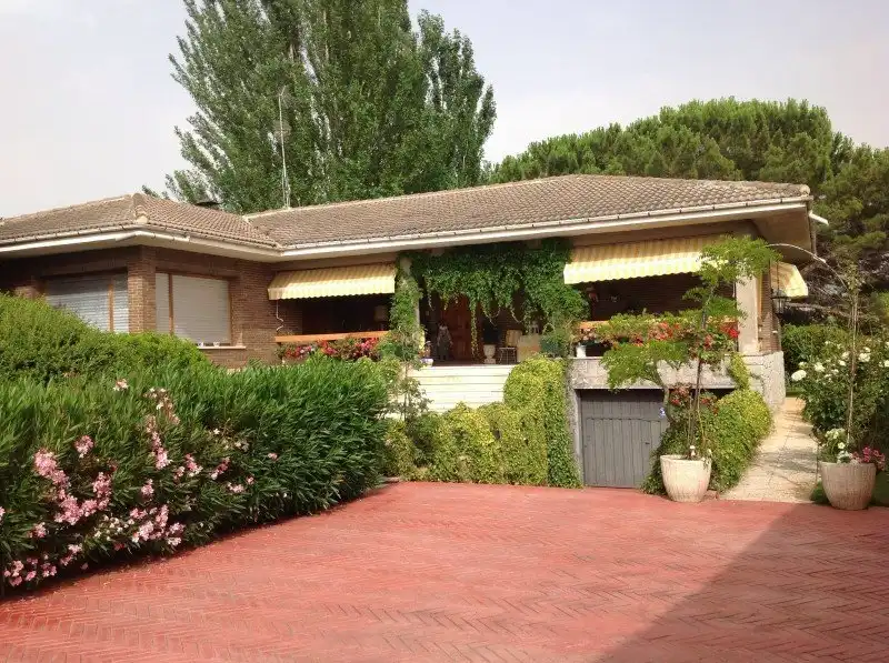 Vista exterior de Casa o chalet en venta en Santo Domingo de la Calzada con Calefacción, Jardín privado y Piscina