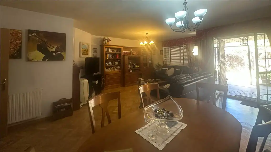 Wohnzimmer von Einfamilien-Reihenhaus zum Verkauf in Algete mit Klimaanlage, Heizung und Privatgarten