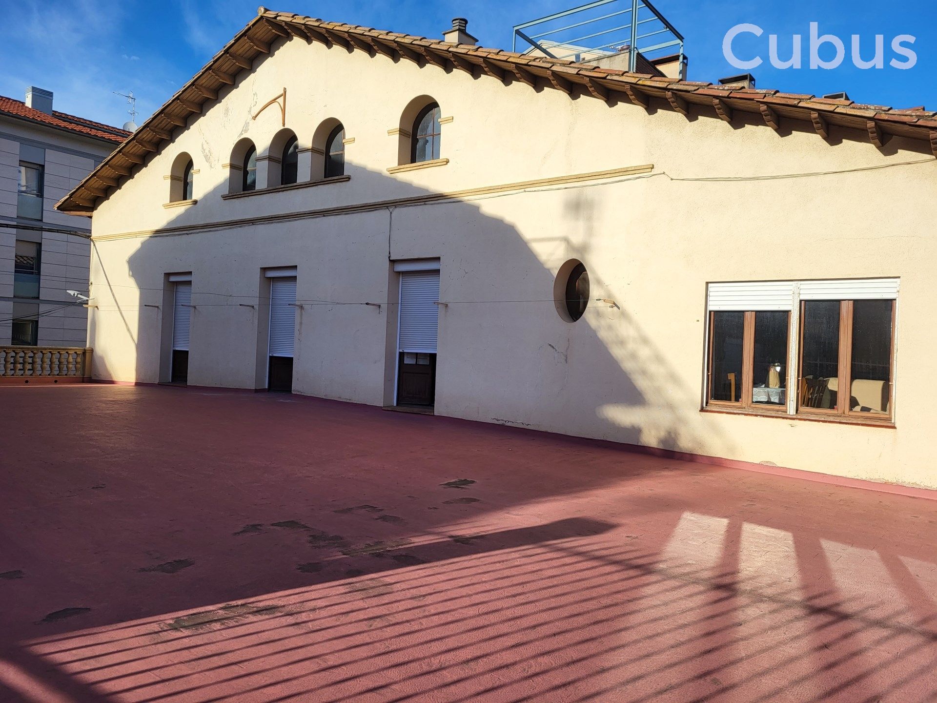 Vista exterior de Casa adosada en venda en Olot amb Calefacció, Terrassa i Traster