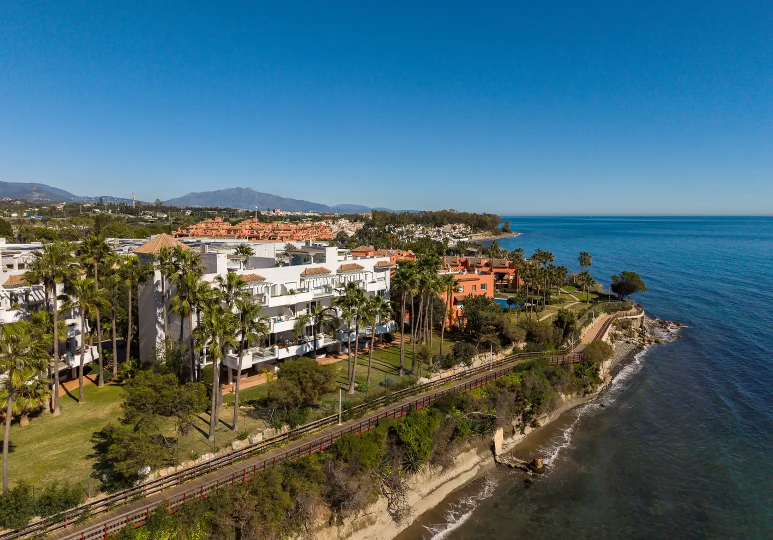 Vista exterior de Apartament en venda en Estepona amb Aire condicionat, Jardí privat i Terrassa