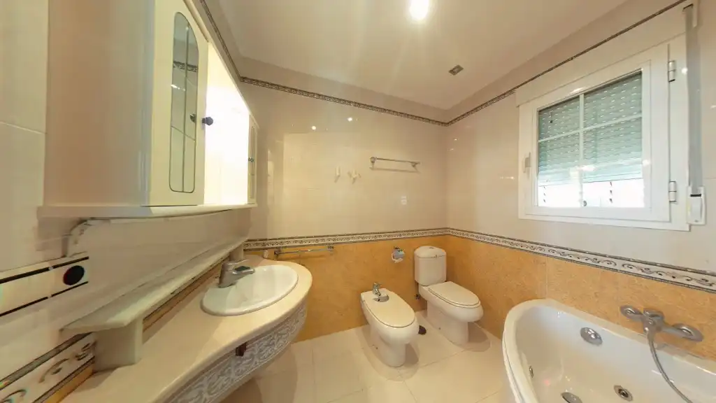 Bany de Casa o xalet en venda en Vélez-Málaga amb Aire condicionat, Terrassa i Jacuzzi