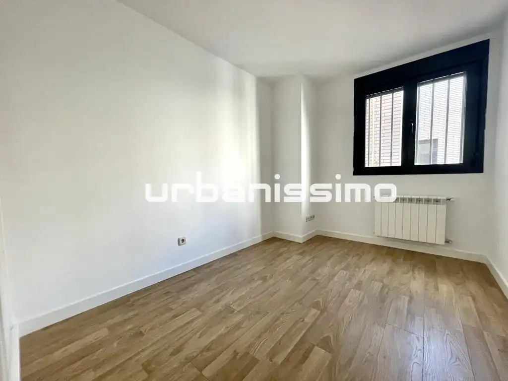 Flat for rent in Calle de Granada, Pacífico