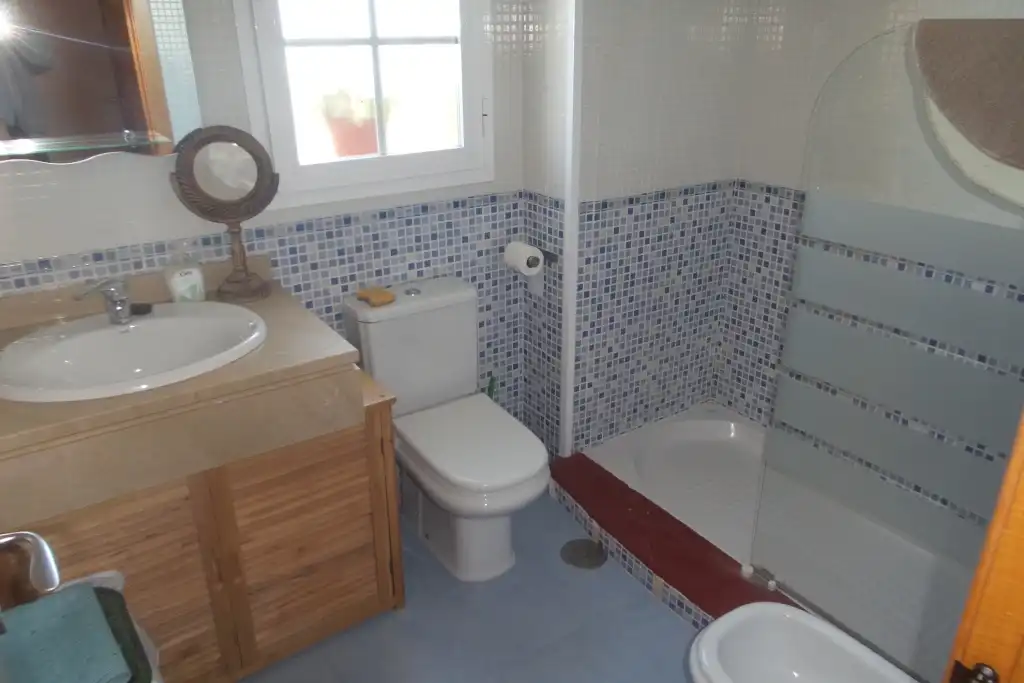 Badezimmer von Einfamilien-Reihenhaus zum Verkauf in Alhaurín de la Torre mit Klimaanlage, Privatgarten und Abstellraum