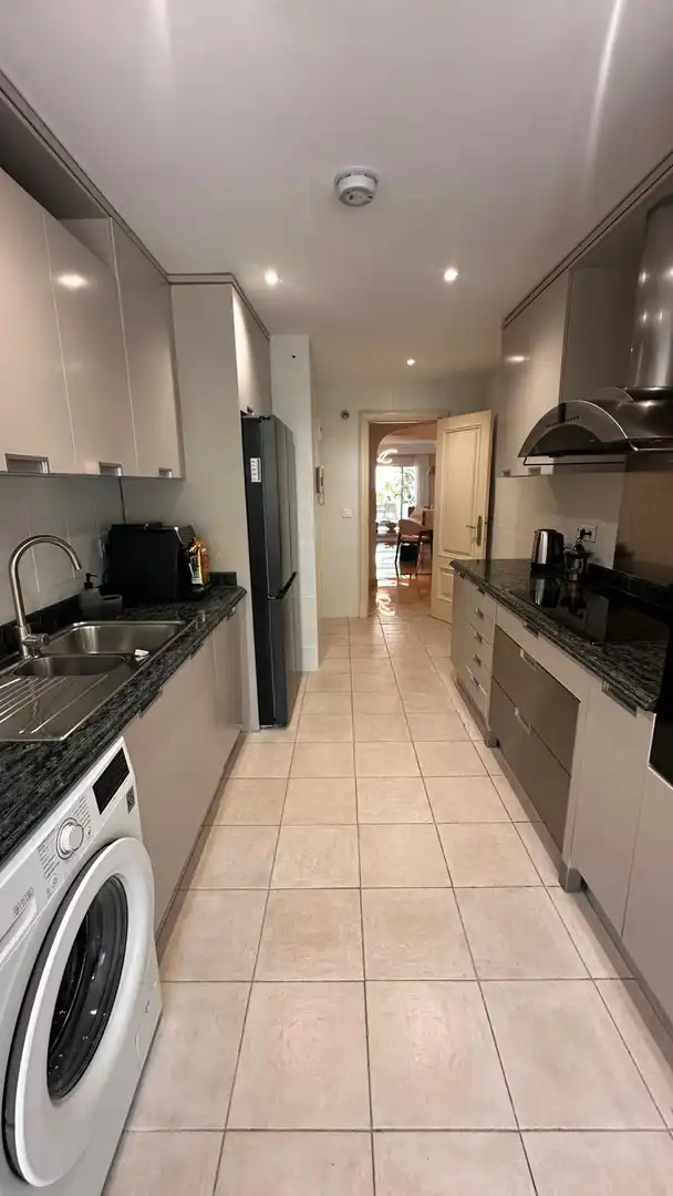 Cuina de Apartament de lloguer en Marbella amb Aire condicionat, Terrassa i Traster