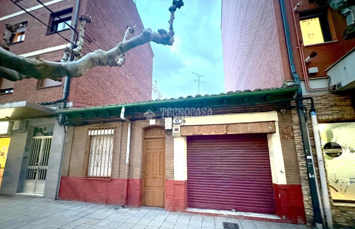 Vista exterior de Casa adosada en venda en León Capital  amb Traster