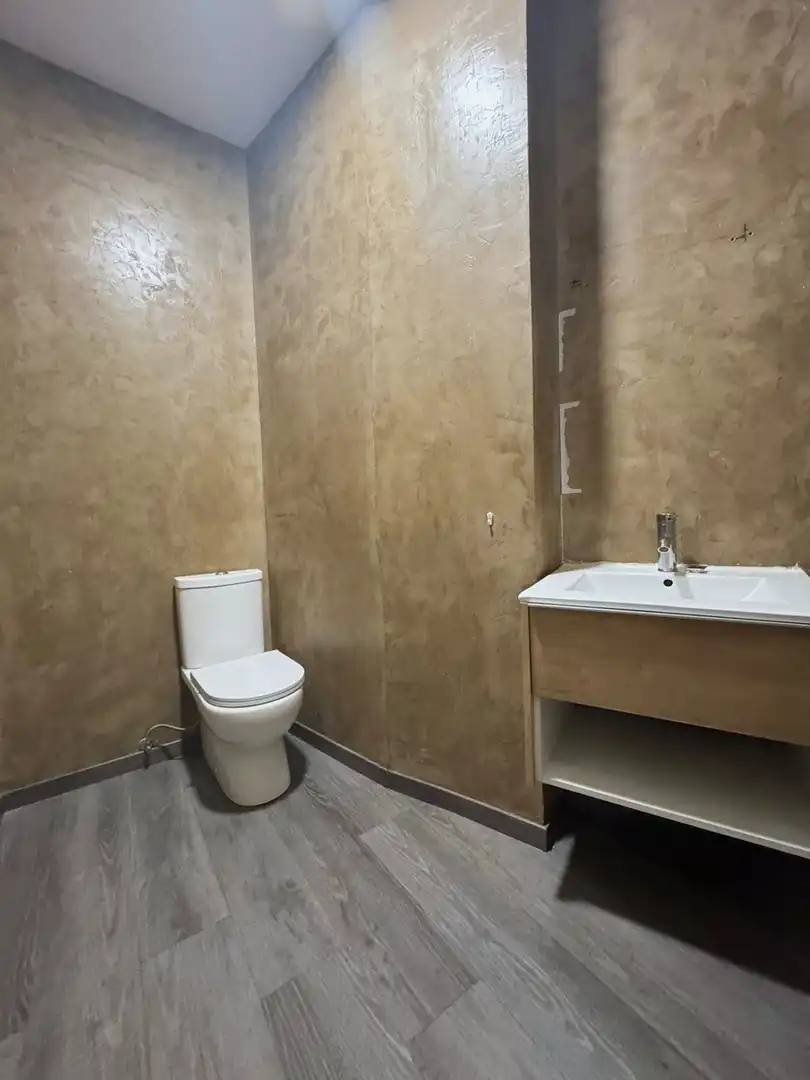 Bathroom of Commercial properties for rent in León Capital   with Parquet flooring