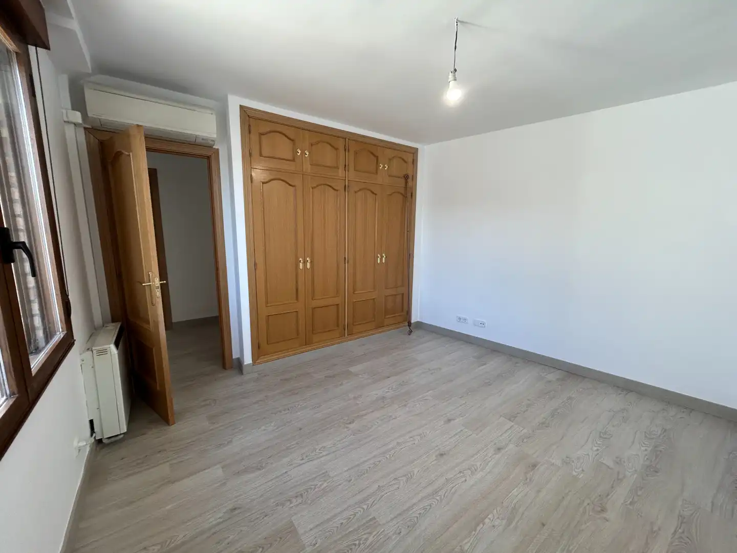 Schlafzimmer von Einfamilien-Reihenhaus zum Verkauf in Corpa mit Klimaanlage, Heizung und Terrasse