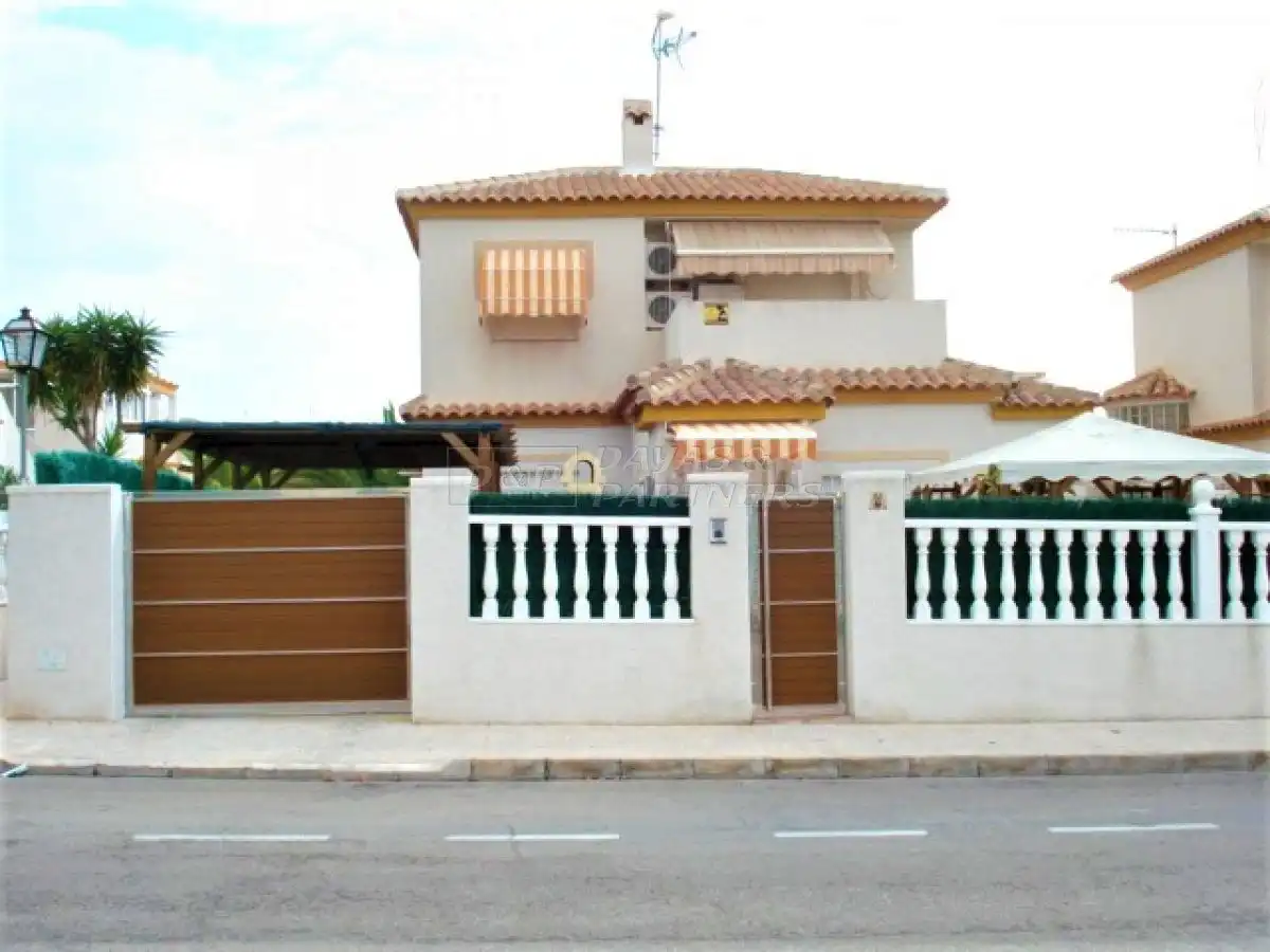 Vista exterior de Casa o xalet en venda en Torrevieja amb Aire condicionat, Calefacció i Jardí privat