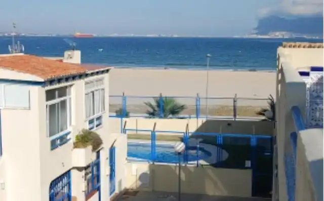 Habitación de Apartamento de alquiler en Algeciras con Amueblado y Piscina comunitaria