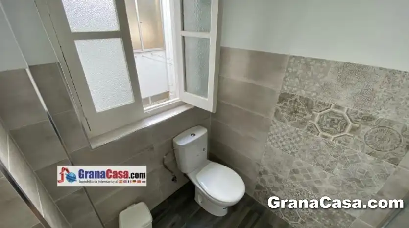 Baño de Piso de alquiler en Granada con Terraza, Amueblado y Horno