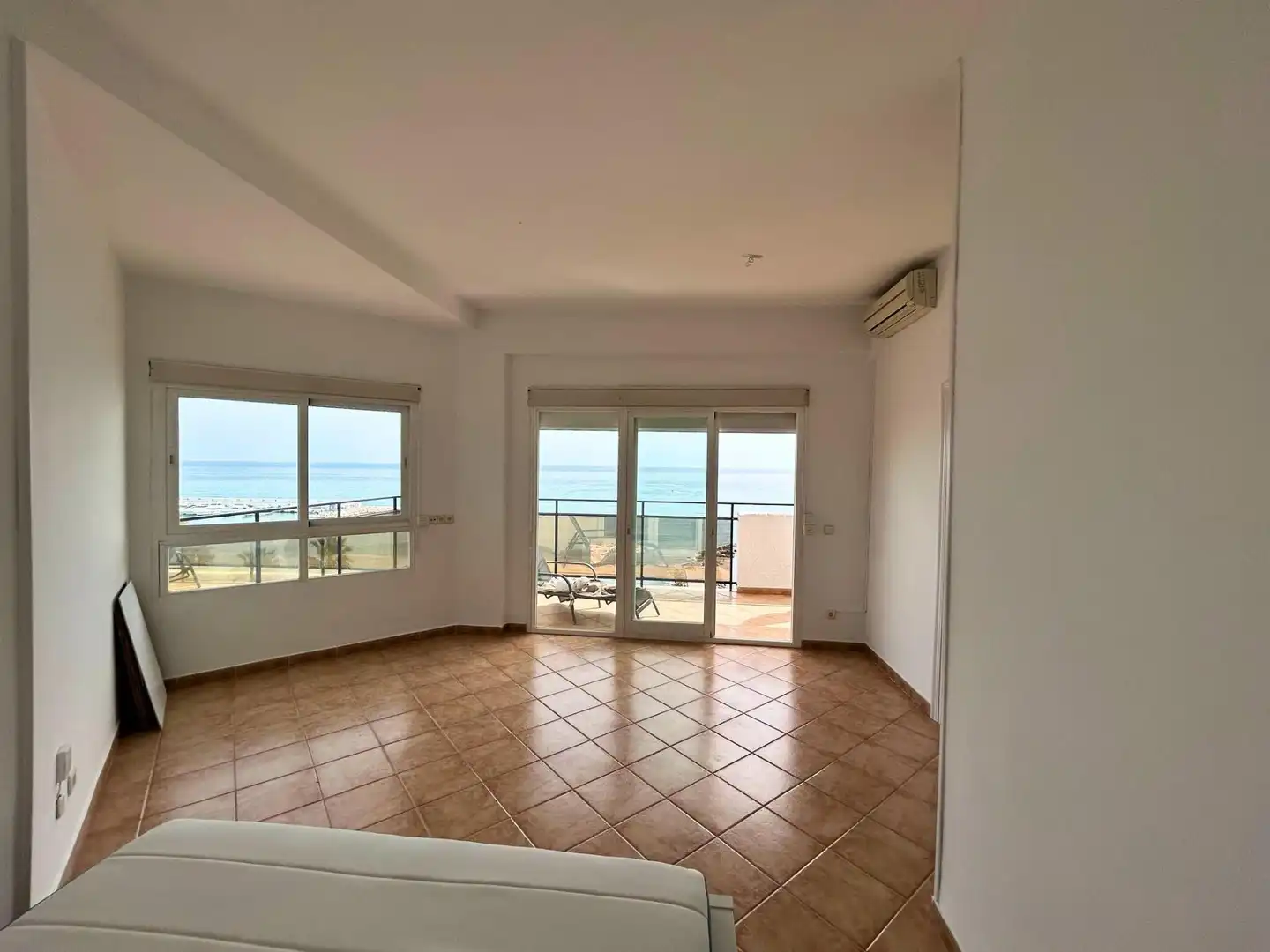 Sala d'estar de Estudi en venda en Marbella amb Aire condicionat, Jardí privat i Terrassa