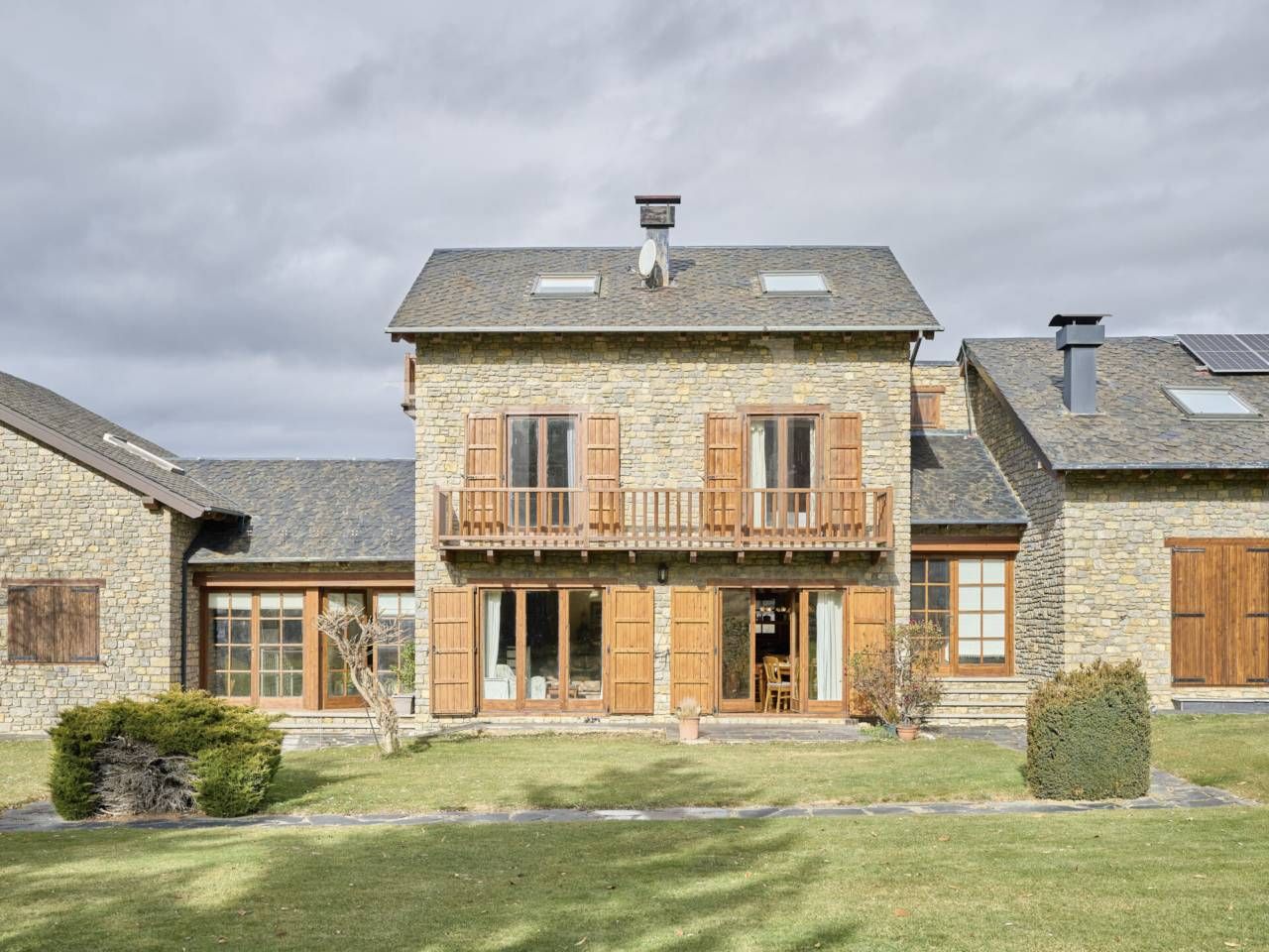 Außenansicht von Einfamilien-Reihenhaus zum Verkauf in Puigcerdà mit Heizung, Parkett und Terrasse