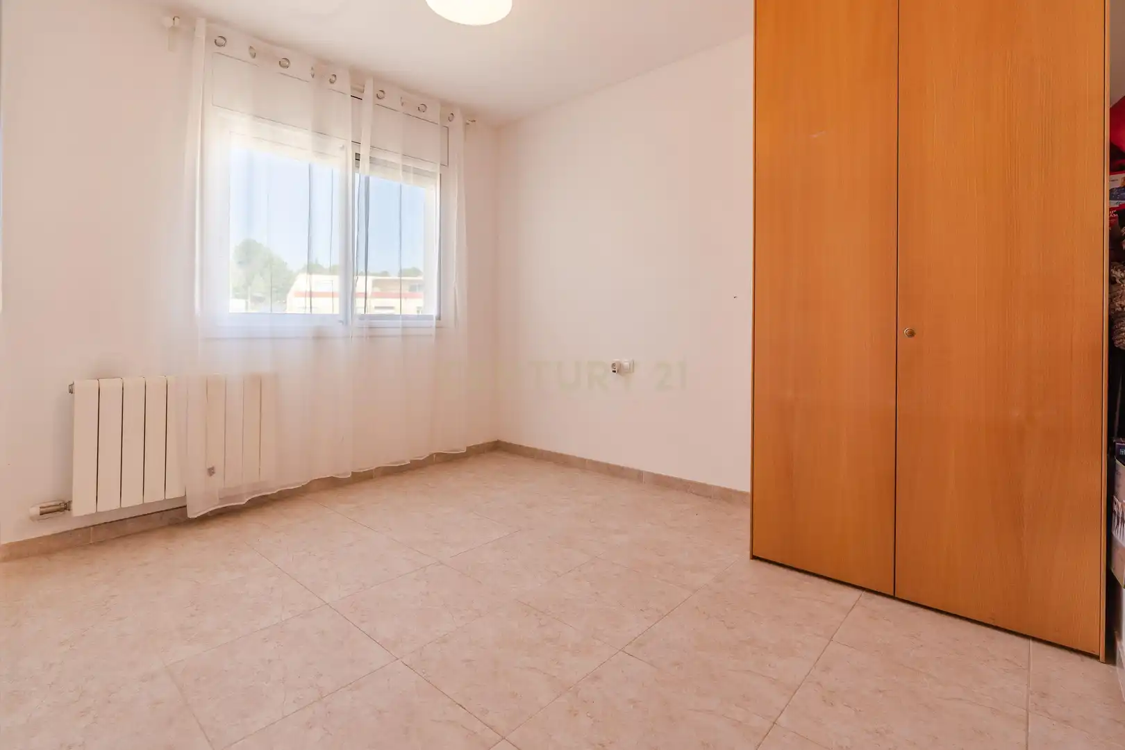 Schlafzimmer von Einfamilien-Reihenhaus zum Verkauf in Vila-rodona mit Privatgarten und Ofen
