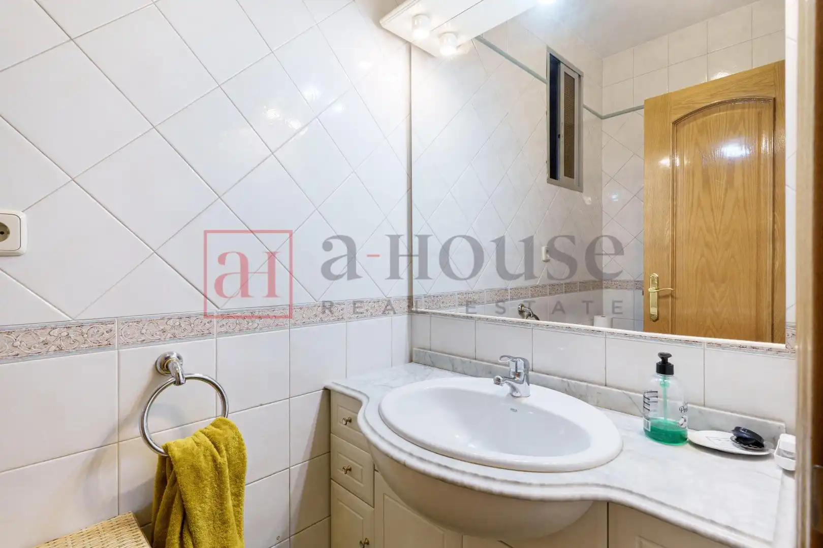 Bathroom of Flat for sale in Madrid  with Air Conditioner, Heating and Parquet flooring