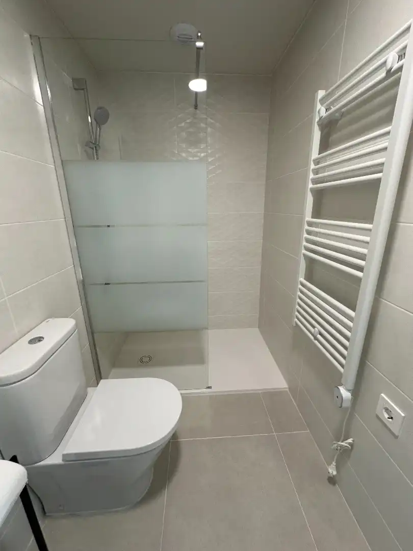 Baño de Piso de alquiler en Valencia con Aire acondicionado, Calefacción y Jardín privado