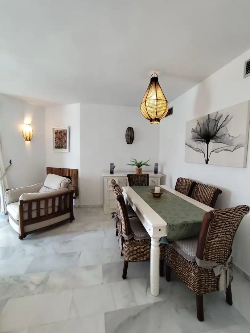 Menjador de Apartament de lloguer en Marbella amb Calefacció, Jardí privat i Moblat