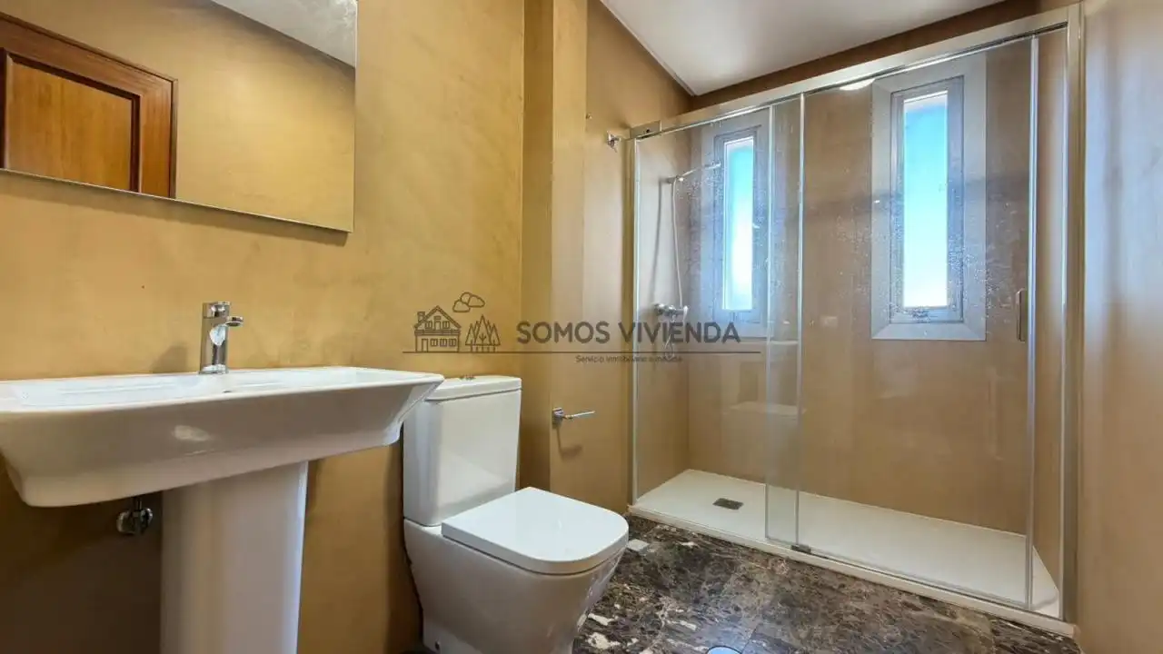 Bathroom of Flat for sale in Ourense Capital   with Heating, Parquet flooring and Balcony