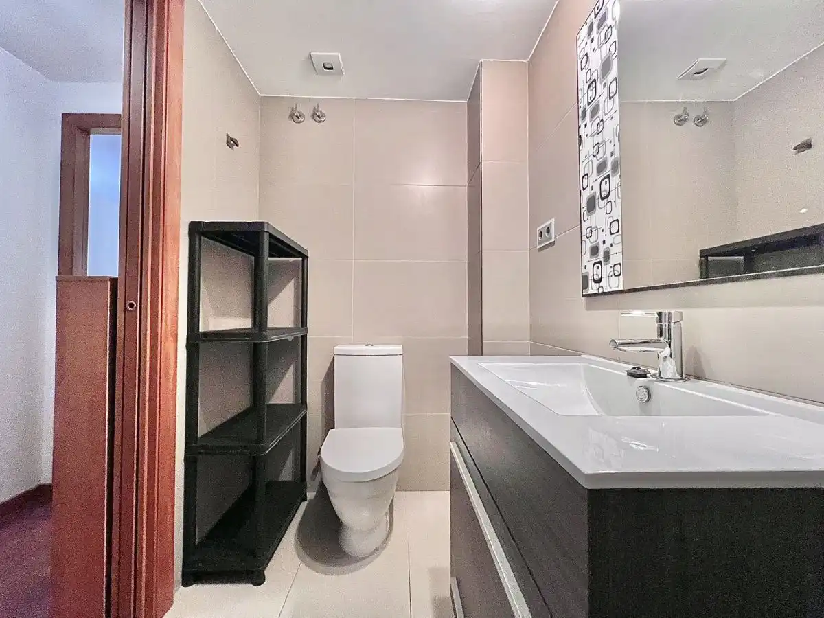 Baño de Piso de alquiler en Terrassa con Aire acondicionado y Balcón