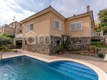 Detached house with balcony for sale in Castell de Tamarit