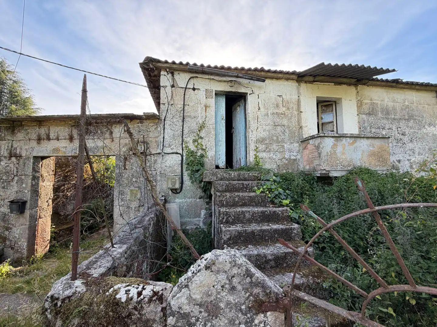 Außenansicht von Einfamilien-Reihenhaus zum Verkauf in San Cristovo de Cea mit Privatgarten und Balkon