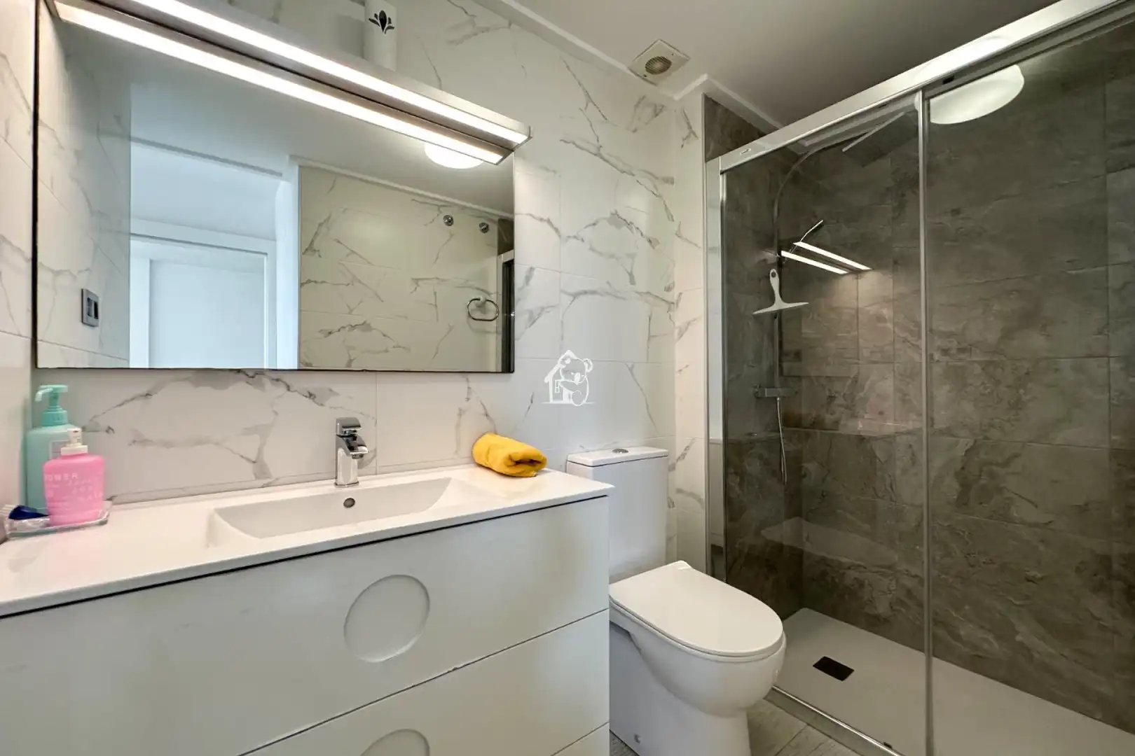 Bathroom of Apartments for rent in Torrevieja  with Furnished, Oven and Washing machine