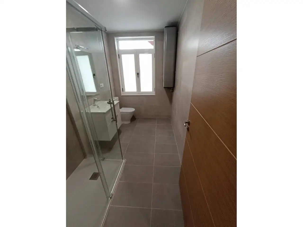 Bathroom of Flat for rent in Santiago de Compostela   with Parquet flooring, Terrace and Alarm