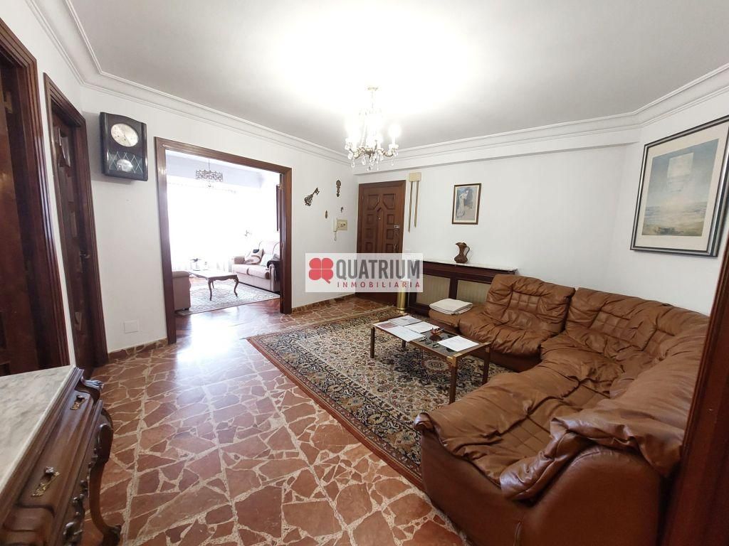 Sala d'estar de Planta baixa de lloguer en Santiago de Compostela  amb Calefacció i Moblat