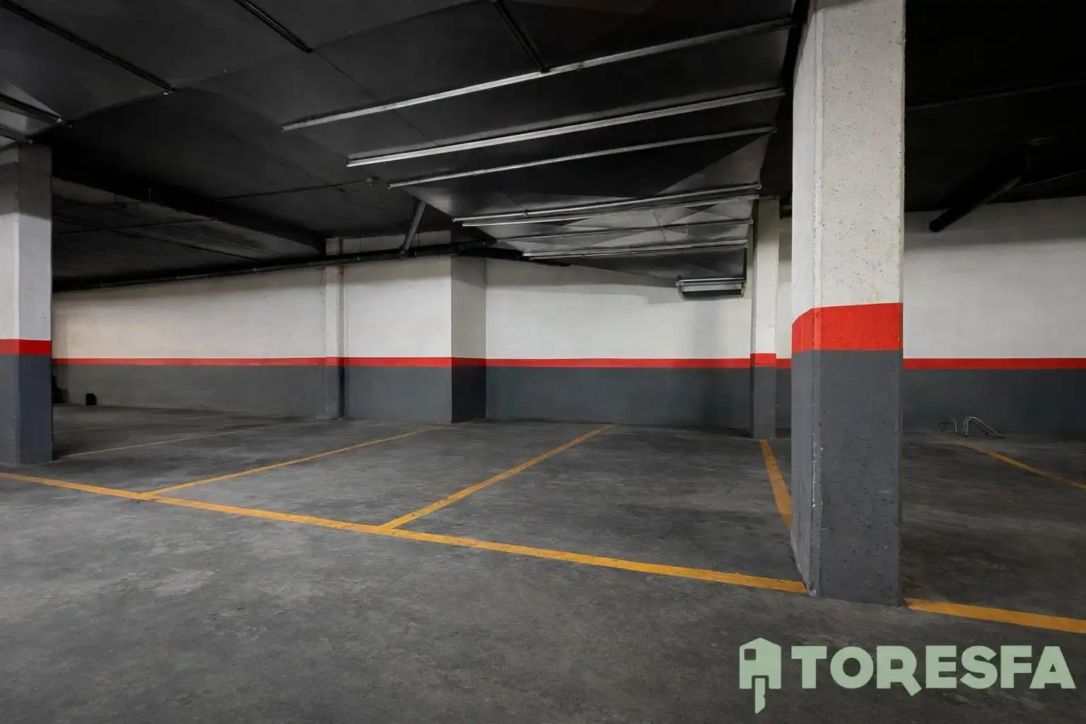 Parking de Piso en venta en Badalona con Piscina comunitaria